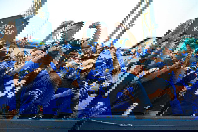 Crowd shot Fans BombersGen