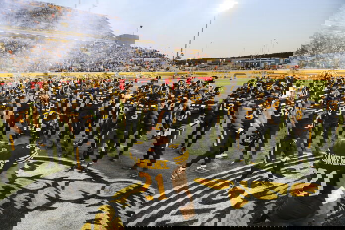 Simoni Lawrence pre-game cheer TicatsGen